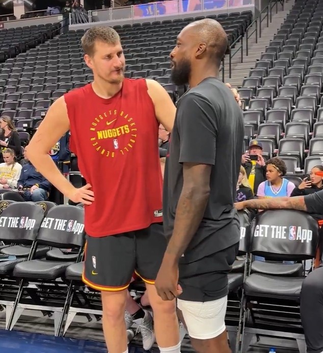 开云网站-夺冠老队友！约基奇和杰夫·格林赛前寒暄许久